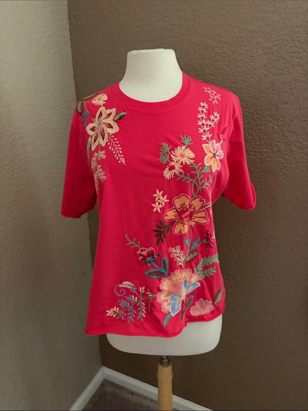 Johnny Was Embroidered Floral Crewneck Top NWT Size L $ 138